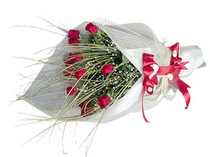 çiçekçi den 9 adet kırmızı gül buketi sevdiklerinize Anneler günü bayramlar  özel günler  14 şubat sevgililer günü ve diğer gönderimlerinizde yollayabilirsiniz